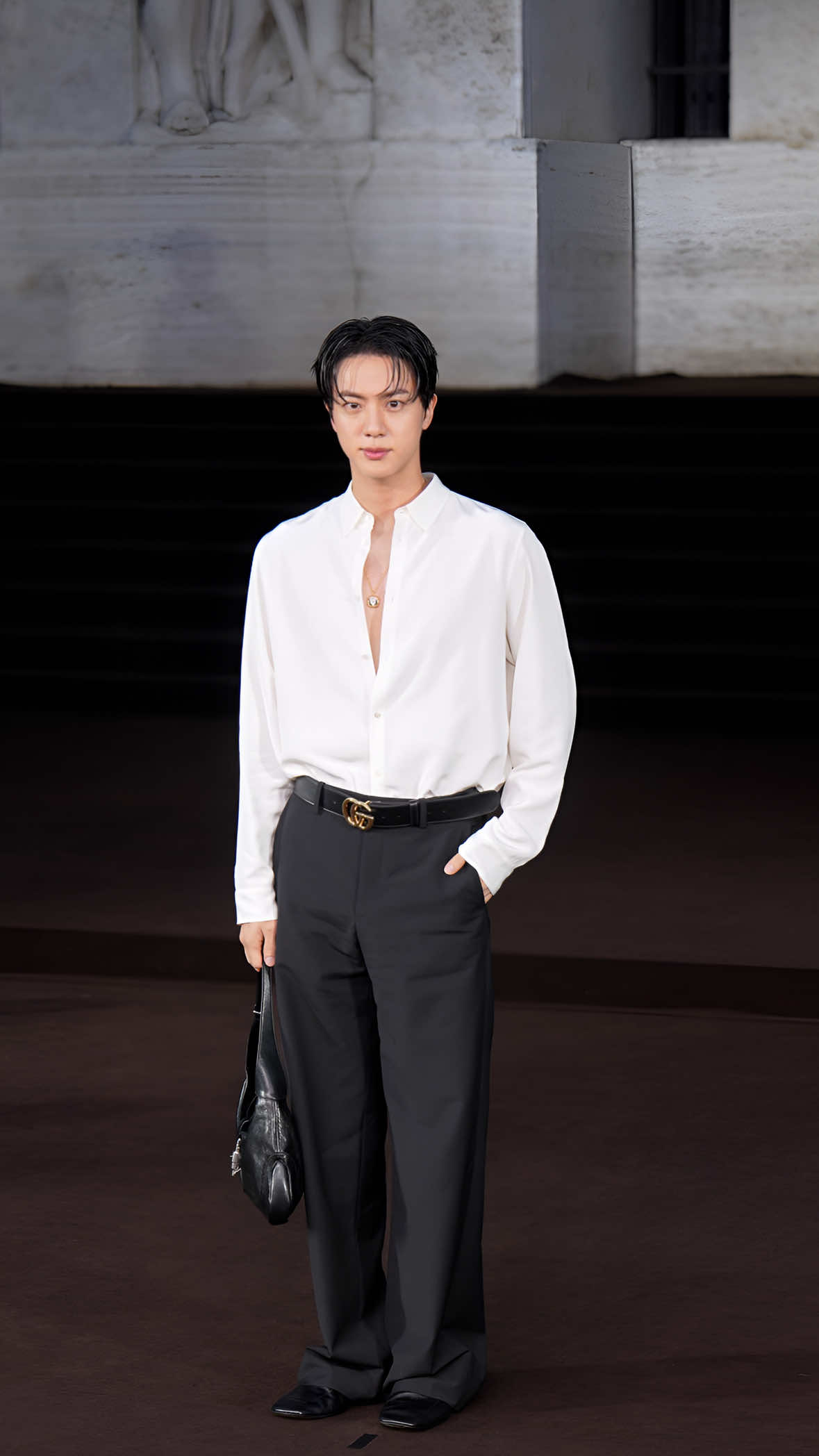 Dalla Corea del Sud alla conquista del mondo, con milioni di fan che urlano il suo nome a ogni apparizione. Jin, cantante e membro del celebre gruppo musicale BTS, è una star a tutti gli effetti, da tempo conteso dalle maison di moda che, consce del suo fascino mediatico globale, lo corteggiano come testimonial ideale. Questa sera, il cantante è giunto a Milano, per prendere parte a uno degli eventi più attesi di questa fashion week: il debutto di Demna alla direzione creativa di Gucci, che segna l'inizio di un nuovo corso della maison, non con un classico fashion show ma con uno short movie, 