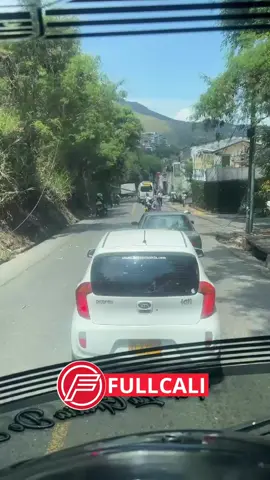 #FULLREPORTE  Nos reportan que hace pocos minutos se presentó este 4cc1d3nt3 en la Portada al Mar, salida para el Km18, 1nv0lucr4d0s un camión tipo furgón y una buseta intermunicipal, que 0c4c10n4r0n la caída de unos postes de energía y cableado eléctrico, tener paciencia que hay fuerte congestión. #Accidente #Camion    Te Leemos, Deja tu comentario 👇 #FullCali #ReporteCiudadano