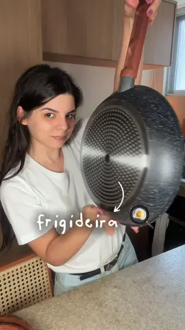 minha nova frigideira antiaderente aleluia 🙏🏻🙏🏻🙏🏻 eu achei que eu ia ter que comprar uma de R$500 pra poder fritar minhas coisas sem grudar, mas essa aqui deu mais do que conta, juro  #dicasdecasa #utilidadesdomesticas #cozinha #panela #ceramica 