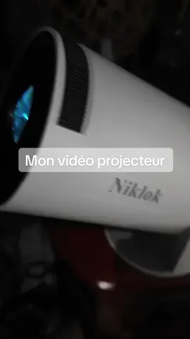Pas de télé dans la chambre mais un vidéo projecteur ✨ @niklokprojector_de  #videoprojecteur #niklok #niklokprojector #tiktokshop #pourtoii 