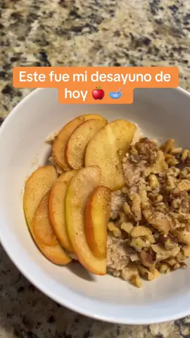 Aquí les dejo mi desayuno del día de hoy, avena con manzana y por encima le puse unas manzanas caramelizadas y nuez, una delicia 😋  #desayuno#breakfast #avenaoatmeal#manzanaaple #recetasrecepies 
