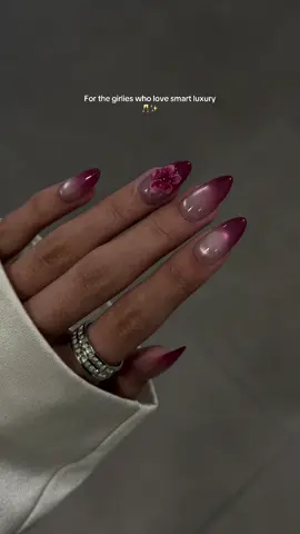 Book? No. Press? Yes. #pressonnails #fairynails #handmadenails #cateyenails #cateye 
