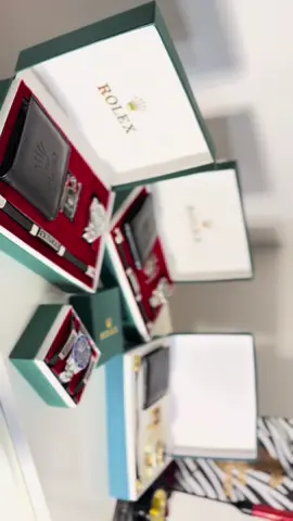 ✨ A premium men’s gift box with a watch, bracelet, chain and wallet. Everything a modern man needs in one elegant package 🤤. The perfect gift for any occasion 🎁✨  • Order now and let your gift speak for your style! ✅  • DM us to place your order 📩 .  ✨ بكج رجالي فاخر يجمع كولشي بواحد الساعة، الأسوارة، الطوق، والمحفظة .✨ يعني كل ما يحتاجو الرجل العصري في صندوق واحد ثقيل وانيق 🤤.  الهدية المثالية للأعياد والمناسبات وحتى لنفسك✨🎁 •  احجزها هلق وخلي هديتك تتكلم عن ذوقك الرفيع! ✅  • راسلنا للحجز والطلبات بلخاص 📩.  #FYP #ForYouPage #GiftForHim #هدايا_رجالية #اناقة_رجالية