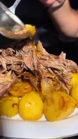 🔥 U pekari Marela danas sam pekao jare sa krompirom – sočno, mekano i top ukus! 🥔🍖 Ako želite da pratite još ovakvih majstorija i da budete deo posebne priče – zapratite Instagram profil Pekare Marela 👉 @pekare_marella  📢 Tamo je krenula nagradna igra – srećni dobitnik osvaja ni manje ni više nego celu pekaru! 🏆🥖 Ne propustite priliku, uđite na profil, zapratite i učestvujte! 🙌