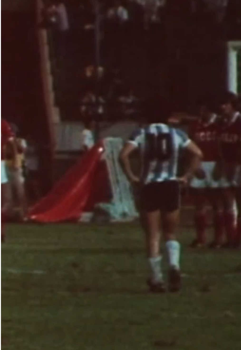 ¡Qué gusto daba ver jugar al Diego!  Entramos en semana de Mundial sub-20 y tenemos que recordar aquella Copa del Mundo de Japón donde Maradona maravilló a todos.  Puedes ver el ‘Conexión Vintage’ dedicado a aquel Mundial en RTVE Play y sigue el Mundial desde este domingo 28 en Teledeporte.  #futbol #football #maradona #deportesentiktok #tiktokfootballacademy 