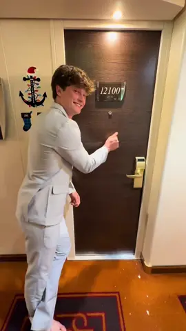Bread roll? Right away sir.🧑‍🍳 #roomservice #prank  #fyp 