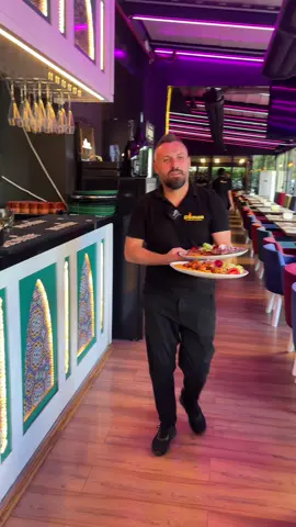 🤌🤌 Dacă e toamnă, alegerea numărul 1 este pastrama.  👨🏻‍🍳 Kuzu Pastrama de la Duman. Cu garnitură, salate și legume. Ca o recomandare, încearcă-o cu murături pișcătoare la limbă. 😉 🚩 E bună. Bună de tot! Vino să o guști!  Duman – poftă de viață! 📍 Bulevardul Decebal nr. 13 📳 Comenzi: Glovo, Bolt ❗ Rezervări: 0738 170 063 ⏱ Zilnic: 11:00 – 00:00 #duman #poftadeviata #decebal13 #gustoriental #kuzupastrama 