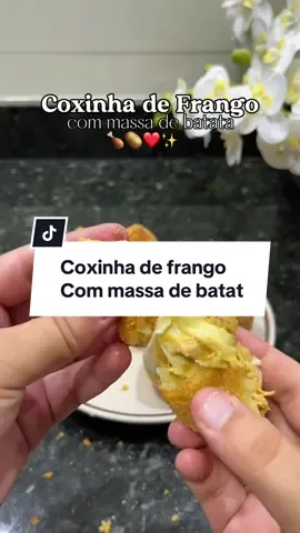 Coxinha de frango com massa de batata❤️✨ INGREDIENTES  3 batatas médias  500 ml de leite  1 colher de margarina  1 sazon  2 xícaras de trigo  Sal a gosto  Passo a passo no vídeo  . . . . . . #coxinha #receitafacil #viraltiktok #salgado #fy 
