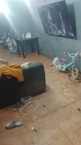 mira la guarra como tenía la casa con los niños que con tanta paga y no entraba ni una botella de lejía en la casa la guarra 