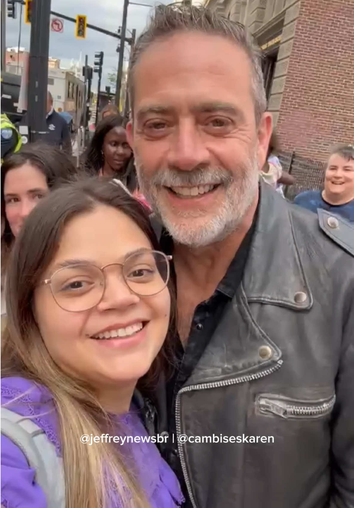 Karen Troy, você é um anjo na vida desse adm aqui, viu? Esse foi o mais perto que vi o nome de nossa página chegar aos ouvidos de Jeffrey Dean a Morgan e so temos a Karen’s agradecer! 🎥 Karen Troy 
