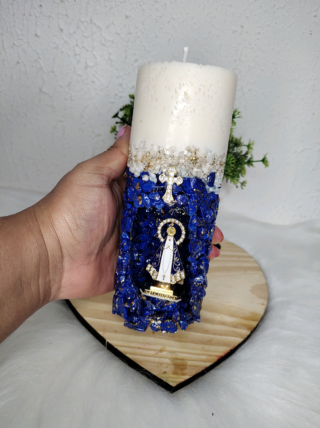 Produção dessa vela aromática, com pedrinhas e estruturada com resina. Ótima opção para presentear e decorar 💙 #resin #nossasenhora #catolicos #lembrancinhaspersonalizadas #viral 