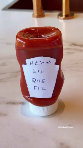 Receita ketchup caseiro 500g de tomate bem maduro 1/2 cebola picada 50g de açúcar 50ml de vinagre  Manjericão a gosto Sal a gosto Páprica doce Pimenta do Reino Para fazer o ketchup, primeiro derreta o açúcar até virar caramelo tipo de pudim (hahahahah) e refogue a cebola até dourar. Adicione os tomates picados e tempere com, sal, pimenta-do-reino e manjericão. Acrescente também o vinagre. Misture bem, e deixe cozinhar em fogo baixo por cerca de 30 minutos até reduzir e os tomates, ficarem derretidos e bem cozidos. Deixe esfriar, bata no liquidificador ou processador, coe na peneira ate que fique bem lisinho. Deixe em um recipiente bem fechado e armazene na geladeira. #receita #receitas #comida #ketchup #tomate    