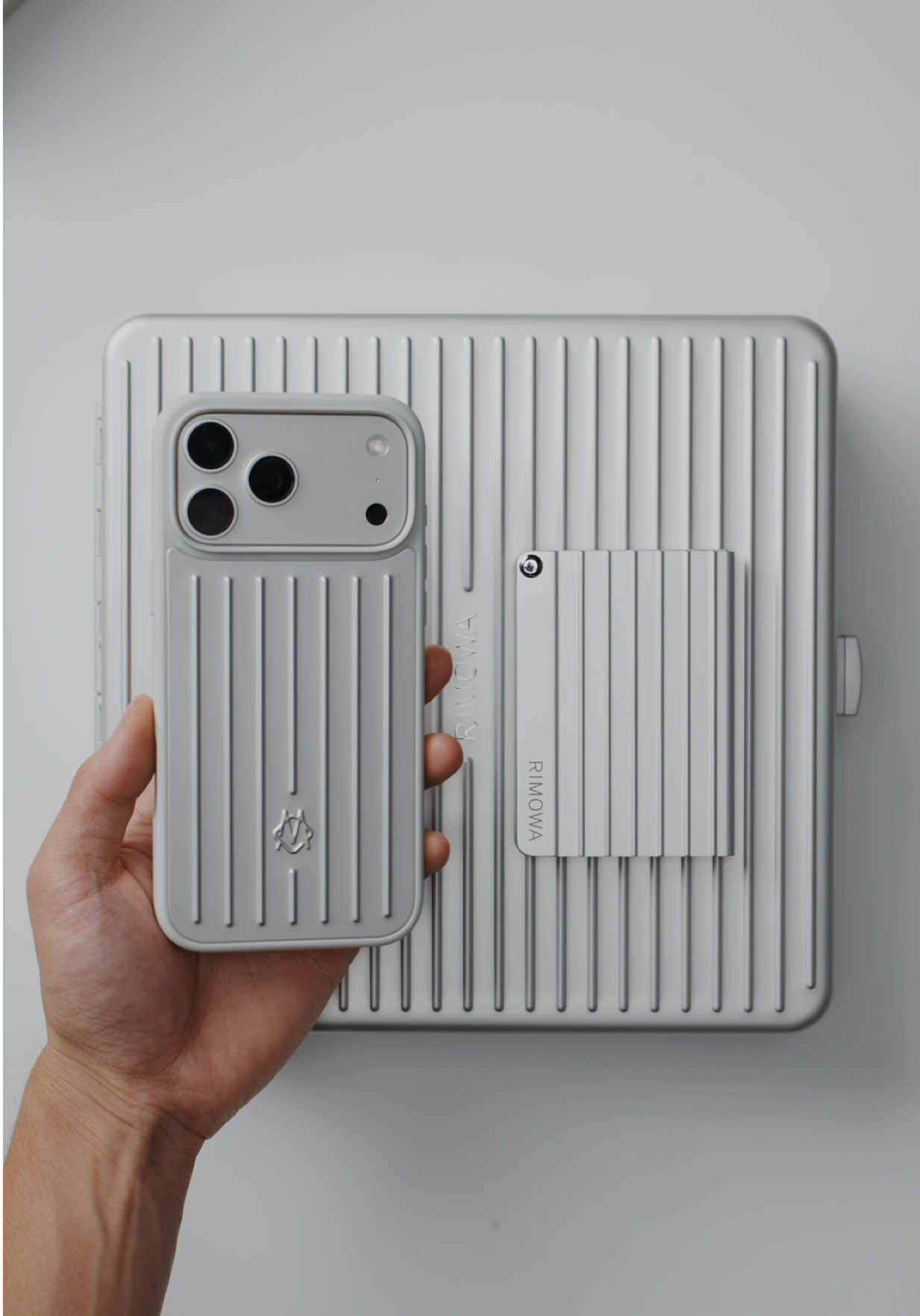 @RIMOWA iPhone 17 Pro Max Case! Silver on Silver 👌🏼🤑 #rimowa #iphone #iphone17 #apple #Tech 