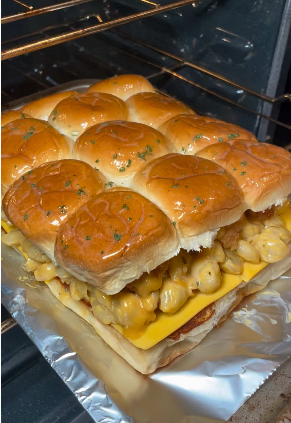 Mac w/ the chicken on @KING’S HAWAIIAN 😩 #grubspot #chicken #cheese #kingshawaiian #ad 