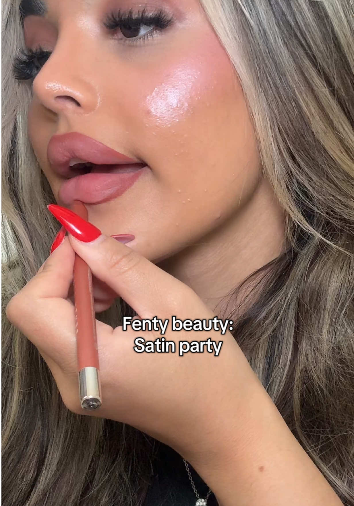 Testing out a new lip combo: @Fenty Beauty shade satin party in the lip liner  @KIKO Milano 3D extreme lipgloss shade 01  #lipcombo #lips #makeup #beauty #girlies 