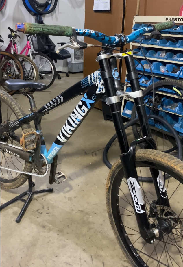 O que falta nela? . . . #downhill #absolutabikeshop #vikingx #grau 