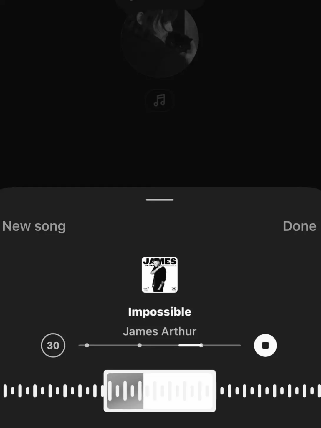 أغنية Impossible غنّاها الفنان البريطاني James Arthur، وتحكي عن قلب محطّم عاش حبًا قويًا لكنه انتهى بخيبة أمل كبيرة. الكلمات تعبّر عن شعور الرجل بالخذلان عندما يكتشف أن العلاقة التي ظنّها أبدية قد انتهت فجأة، وكل الأمل الذي كان يربطه بمن يحب أصبح مستحيلًا أن يعود. الجملة الشهيرة من الأغنية: “Tell them all I know now, shout it from the rooftops” “قل لهم كل ما أعرفه الآن، اصرخ به من فوق الأسطح” تعكس لحظة الصدمة والوعي بأن الحب الذي حلم به لم يكن قادرًا على الصمود. الأغنية تمزج بين الألم والغضب والحنين، صوت James Arthur القوي والمشحون بالعاطفة يجعل كل كلمة وكأنها قصة عاشها المستمع بنفسه. اللحن البسيط والموسيقي المليئة بالدراما تعكس كل مشاعر الانكسار: الحزن على ما فقده، الغضب على الخيانة أو الخذلان، والحنين إلى لحظات الحب الجميلة التي لن تعود. كل نغمة وكل كلمة تجعل المستمع يشعر بأن الحب أحيانًا مستحيل أن يبقى، لكن التعبير عنه والاعتراف بالألم هو ما يمنح القلب القوة. في النهاية، Impossible ليست مجرد أغنية عن حب انتهى، بل هي درس عن الواقع القاسي: أحيانًا الحب الكبير لا يكفي ليبقى، وأحيانًا يجب أن تواجه الحقيقة مهما كانت مؤلمة، وأن تصرخ بما شعرت به لتخفف عن قلبك بعض الوزن.  #impossible #jamesarthur #song #sad_song #songs 