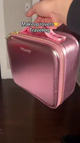 ON SALE !!! The perfect gift for any makeup lover who loves to travel!! #makeup #traveling #ledmakeupcase #giftideasforher #christmasgiftideas 