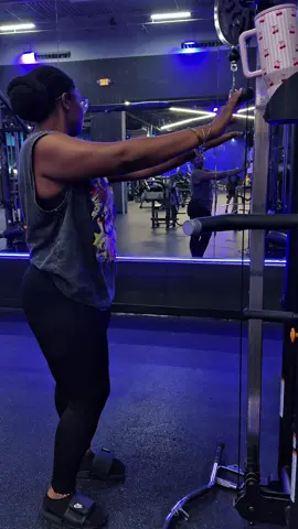 On Tuesday We Do Chest & Tris 💪🏾💋 #gymgirls #chestandtriceps #hydrojug #GymTok #Fitness 