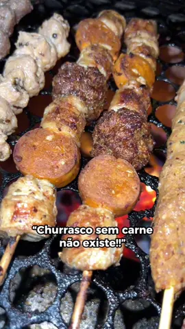 CHURRASCO SEM CARNE NÃO EXISTE?? 🤔 Muitas pessoas acham que pra ser um churrasco de verdade só pode ter carne e acabou, mas o que caracteriza o churrasco é o fogo, grelha, churrasqueira, o que você for colocar lá não importa, continua sendo churrasco!  E eu continuo gostando desses momentos, minha motivação sempre foi os animais, e não o sabor!  Se você quiser dar um upgrade no seu churrasco eu recomendo muito os produtos da @goshenalimentosbr eles tem linguiça, salsicha, carnes e etc tudo na versão vegana! Nesse eu utilizei a calabresa, toscana, almôndegas e soja deles, ficou show!!  E é isso pessoal, você acha hipocrisia chamar um churrasco que não tenha carne de churrasco? Deixe aqui nos comentários, tamo junto!! 