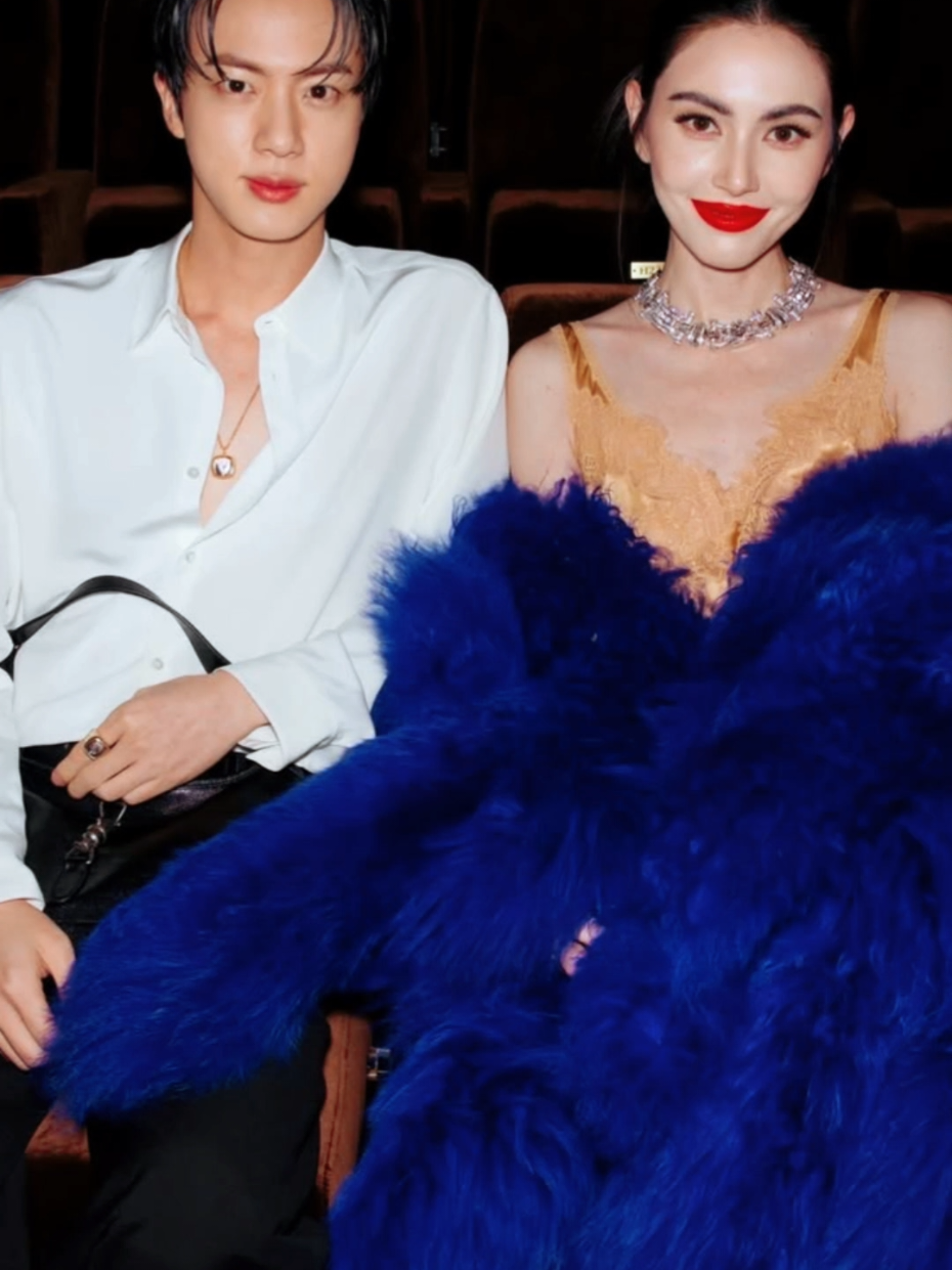 boleh gak sihh nyempil ditengah? 😩 mbak gantian mbakk 😅 #MFW #jinxgucci #guccilafamiglia #gucci #fyp 