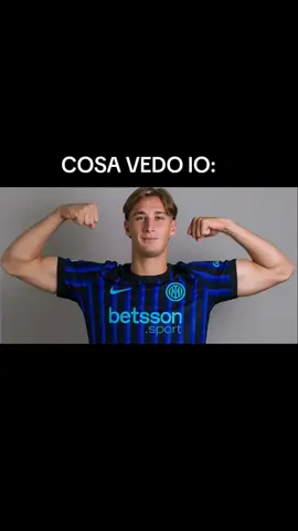 Francesco Pio Esposito (Castellammare di Stabia, 28 giugno 2005) è un calciatore italiano, attaccante dell'Inter e della nazionale italiana. 📊 PIO ESPOSITO (stagione 2024‑25, con lo Spezia in Serie B) 40 partite giocate, 19 gol segnati 💥  3 assist forniti  39 partite e quasi titolare fisso (37 volte in campo dall’inizio)  Altezza circa 190 cm, peso ~80 kg → fisico già imponente #calcio #serieatim #footballtiktok #partizandegrado #fantacalcio 