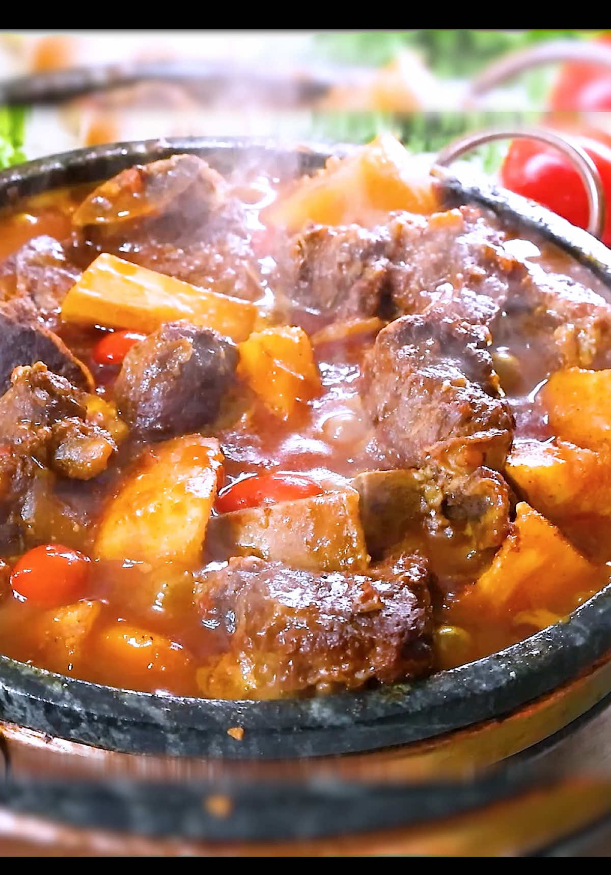 Essa é a Vaca Atolada Mineira de verdade, com costela desmanchando e mandioca cremosa no ponto certo. Receita tradicional que nasceu com os tropeiros e virou clássico de Minas. Aqui ensino todos os segredos do tempero mineiro pra deixar o prato marcante, cheio de sabor e perfeito pro almoço de família ou de domingo. É comida de raiz, é comida de boteco, é comida mineira! Ingredientes: 	•	1,5 kg de mandioca 	•	1,5 kg de costela de boi bem carnuda 	•	3 cebolas picadas 	•	2 tomates picados 	•	3 folhas de louro 	•	1 cabeça de alho picado 	•	1 col. (sopa) de páprica defumada 	•	1 col. (sopa) de colorau 	•	Tempero de alho e sal a gosto 	•	Pimenta-do-reino a gosto 	•	Água suficiente para cobrir 	•	Cheiro-verde a gosto ⸻ #costela #costeladeboi #churrasco  #vacaatolada #receitamineira             