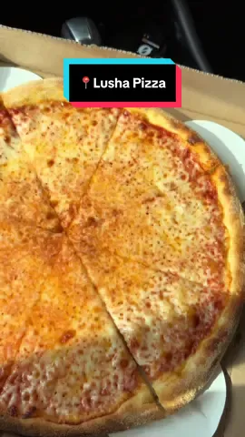 Trying a popular pizza spot for lunch today. Celebs and actors have been to the spot so I wanted to see what the hype was about. I felt like the pizza was very fresh and they use good quality ingredients.  Go check out the video⬇️⬇️ @Lusha Pizza #local #viral #popular #pizza #explore #chicago #food #pizza 