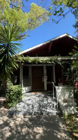 ✨🏡 1 BED / 1 BATH ✨ Pasadena $2650 🌴 💧 Water + Trash included (just pay gas & electric!) 🌀 Laundry onsite 🚊 Metro line 🍽️ Surrounded by amazing restaurants + shopping 🌹 Near Old Town Pasadena + the Rose Bowl! 🎨 Perfect spot for creatives who want inspo everywhere. These historic bungalows (built 1910–1912!) bring all the charm 💫. Tucked in a super green + secluded area 🌳🌿 like your own secret garden in the city. 🐾 Pet friendly, too! 📍 Pasadena, CA 📲 DM for a tour!