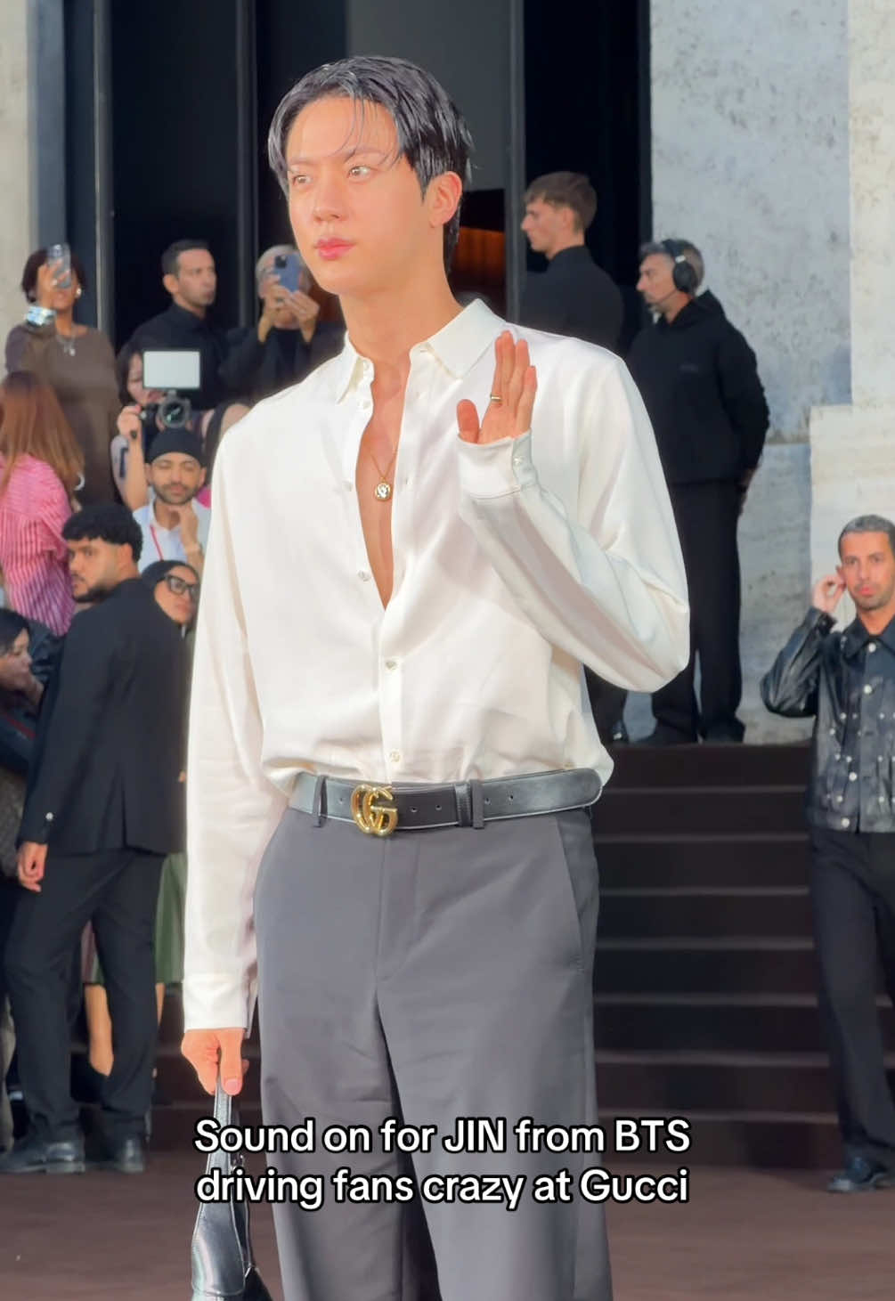 Sound on für diese VIP Ankunft beim heutigen @Gucci Film Screening. 🔊 Jin von @BTS ist in Mailand angekommen!  #grazia #grazia_magazin #jin #bts #gucci 