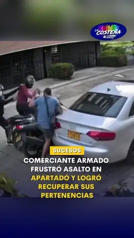 Comerciante armado frustró asalto en Apartadó y logró recuperar sus pertenencias . . Un comerciante de Apartadó, Antioquia, evitó convertirse en víctima de un atraco tras enfrentar a dos delincuentes que lo abordaron en plena vía pública. De acuerdo con testigos, los asaltantes alcanzaron a despojarlo de una cadena y un bolso; sin embargo, la rápida reacción del hombre, quien estaba armado, permitió que hiriera a uno de ellos con un disparo. Ante la situación, los sujetos huyeron y dejaron tiradas las pertenencias, las cuales fueron recuperadas por la víctima. El hecho ha despertado preocupación en la comunidad, que denuncia el incremento de casos de hurto y fleteo en Apartadó y otros municipios del Urabá antioqueño. La Policía aseguró que mantiene la búsqueda de los responsables y anunció medidas para reforzar la seguridad en la región.  #noticias #armas #ladrone 