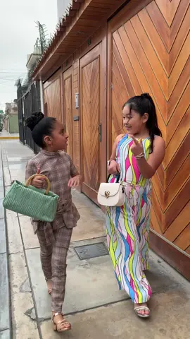 “Porque cuando encuentras el look perfecto… ¡simplemente te lo llevas! 😍🛍️ Siempre consigo todo lo que quiero 💖✨ #NuevaColección #PequeñasFashionistas”