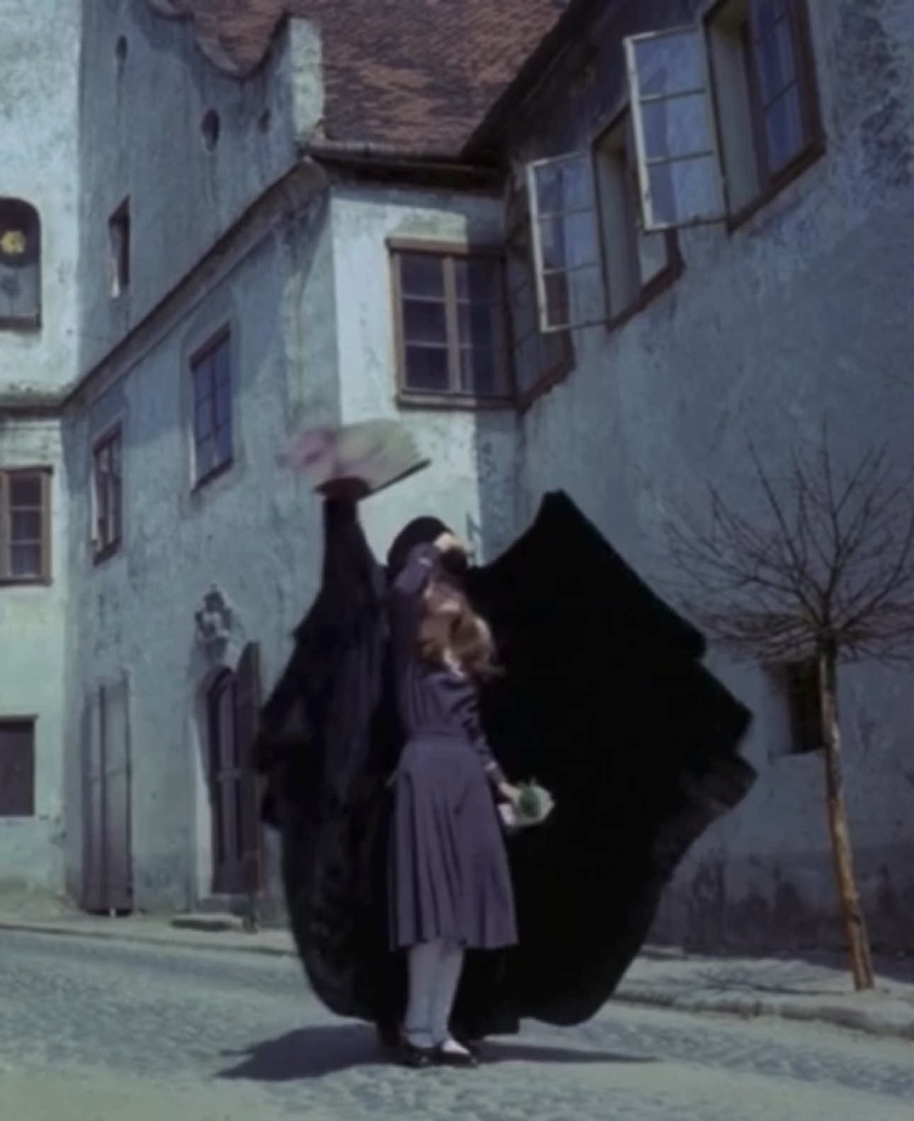 #valerieandherweekofwonders #valerieandherweekofwondersedit #disturbingmovies #horror #aliceinwonderland 