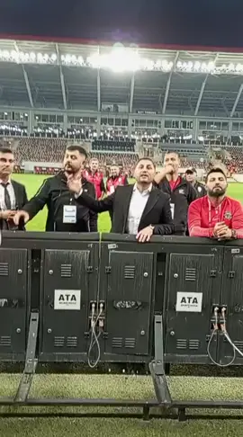 ÇAĞDAŞ ÇAVUŞ’TAN MAÇ SONU  ŞAMPİYONLUK SÖZÜ TARAFTARA GİTTİ,  DİNLEDİ, TEŞEKKÜR ETTİ!.. 🔴🌑- Trendyol 1. Lig’in 7. haftasında Çorum FK, kendi sahasında Serikspor ile 1–1 berabere kaldı. Karşılaşmanın ardından teknik direktör Çağdaş Çavuş, doğrudan tribünlere yönelerek taraftarın tepkisini dinledi.   “BU TAKIM SİZİNLE BİRLİKTE BAŞARACAK” 🔴🌑- Maç sonu taraftarla kısa bir diyalog kuran Çavuş, hem destekleri için teşekkür etti hem de daha iyi bir Çorum FK için şampiyonluk sözü verdi. “Bu takım sizin, birlikte başaracağız. Süper Lig’e yükselecek” diyen Çavuş’un bu tavrı, tribünlerde olumlu karşılık buldu. TARAFTARLA KURULAN BAĞ GÜÇLENİYOR 🔴🌑- Çorum FK camiası, yeni teknik direktörün bu samimi ve cesur yaklaşımını takdirle karşılarken, tribünle kurulan bağın sahaya da yansıyacağına inanıyor. Taraftarlar, mücadeleci ruhun yeniden canlanmasını bekliyor. #hitittvnet #Çorum #ÇağdaşÇavuş #ÇorumFK #Serikspor 