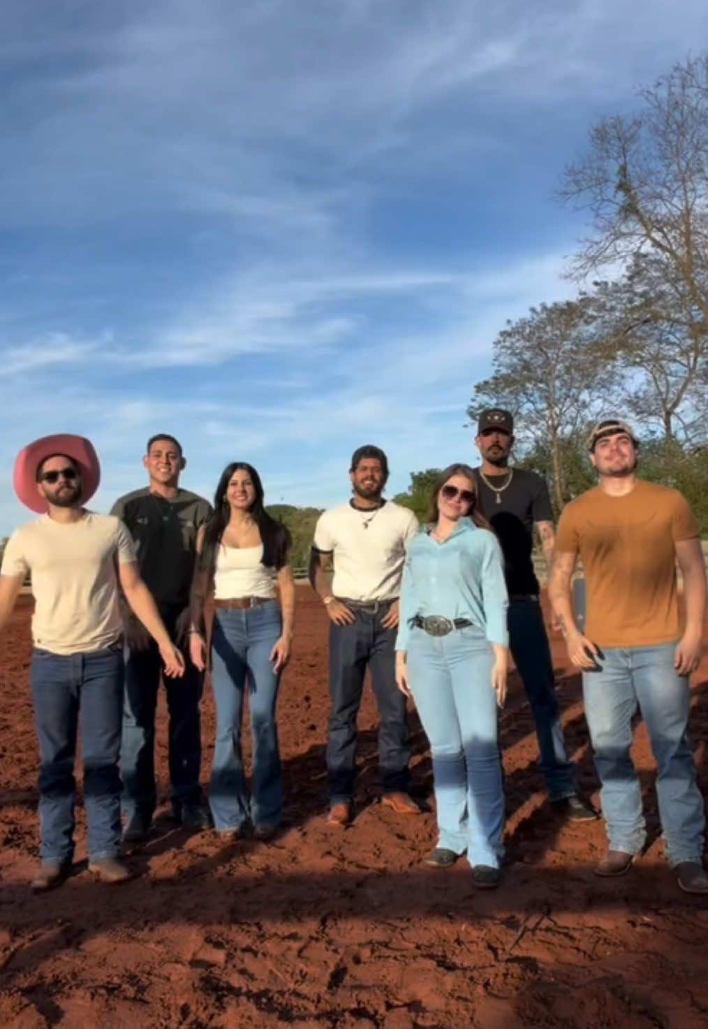 LINDOS! ❤️ Ana Castela curtindo a tarde com os amigos no rancho.