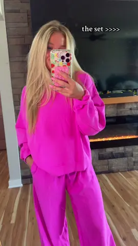 obsessed. 🤩 @Gap #gap #crewneck #pinkaesthetic #tiktokshopcreatorpicks #OOTD 
