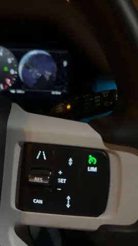 لــو بــاعزي الصــبر دونــك قــال مــا آثــيّب المشكــــله ياطويــــل العـمـــر .. مشكلـــتك الصـــبر شيّـــب وشــوق القلــب مــا شـــيّب لا زال يـلعـــب بقـلـــبي كــل مـا شـفـتـــك