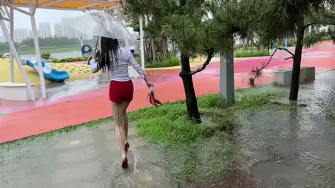 丸辣 我的红色高跟#路人视角 #户外 #下雨天