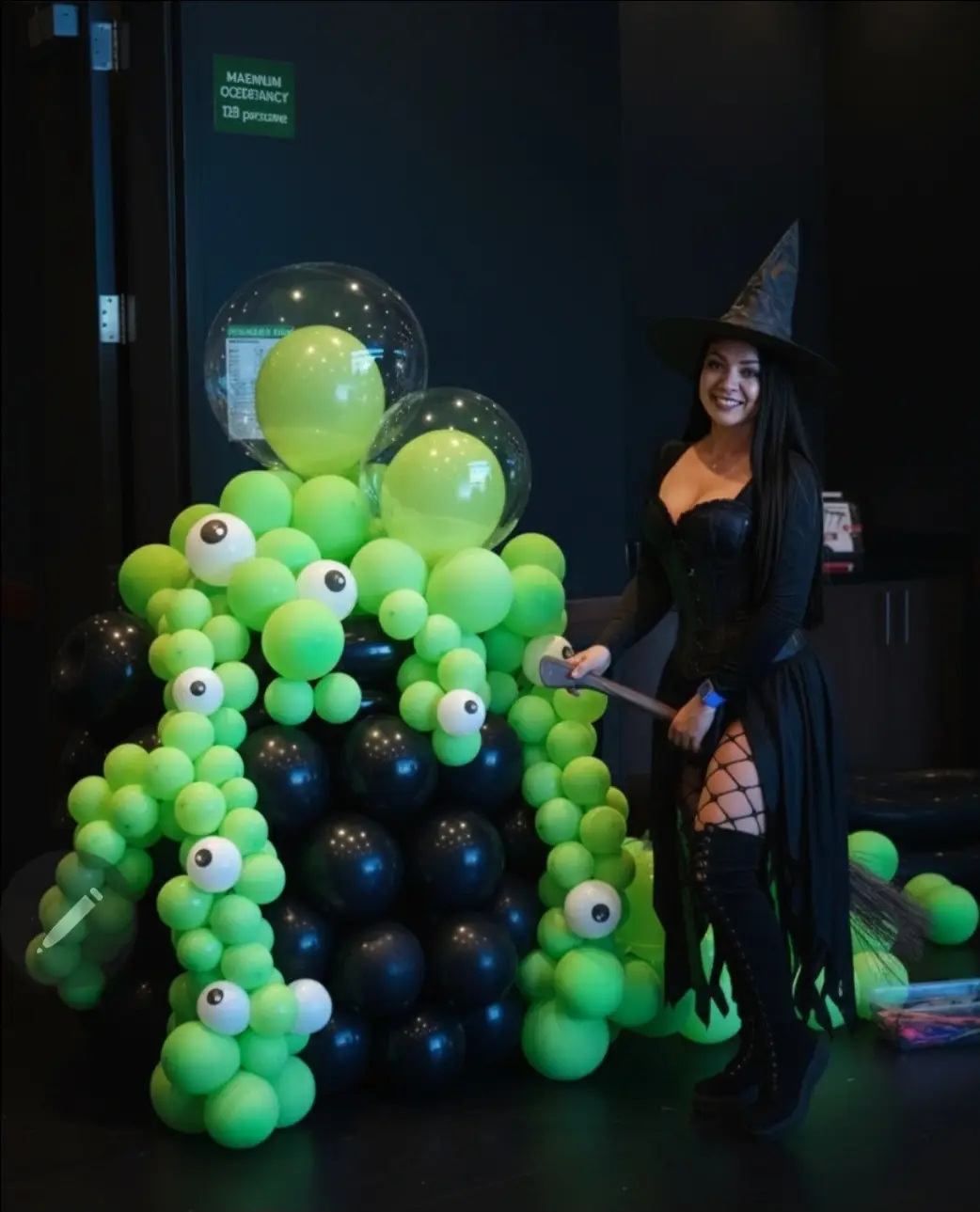 🧙‍♀️✨ Magic has arrived in Phoenix with our Balloon Witch’s Cauldron! ✨🧪 We designed this spooky and fun balloon structure with neon green and black balloons, creating bubbling effects and mysterious floating eyes emerging from the cauldron. A perfect piece to set the scene for Halloween parties and transform any space into an unforgettable experience. 🎈 At Magical Luz LLC, we bring your ideas to life through balloon art, adding creativity, color, and magic to every event. #BalloonArtPhoenix #HalloweenDecor #BalloonCreations #MaggicalLuz #EventDecorPhoenix