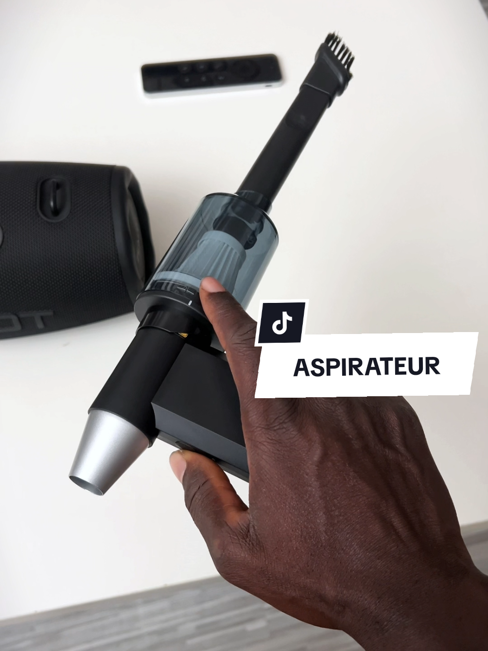 Mini Aspirateur Rechargeable  20 000 Fr Usages :  - Dépoussiérez une surface plane tel qu'une table en toute aisance  - Nettoyez une voiture, un fauteuil, un PC ou tout autre objet... - Dégagez des débris facilement d'une surface  Caractéristiques : - Modèle : Violent Fan - Poids : 340g - 3 Niveaux de vitesses - Capacité de la batterie : 4000mAh  - Voltage : 6-8.4V #aspirateur #nettoyage #violentfan #ventilateur  #vacuumcleaner 