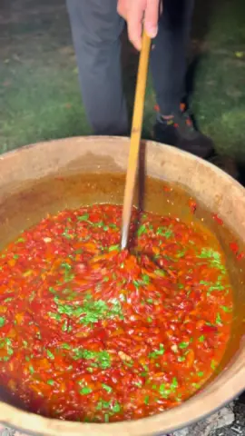 🔥 Danas sam u @Grnčarija Braća Šunjevarić  spremao domaću ljutenicu 🌶️🍅 Sve u zemljanim posudama, na starinski način, da se sačuva onaj autentičan šmek. 👌