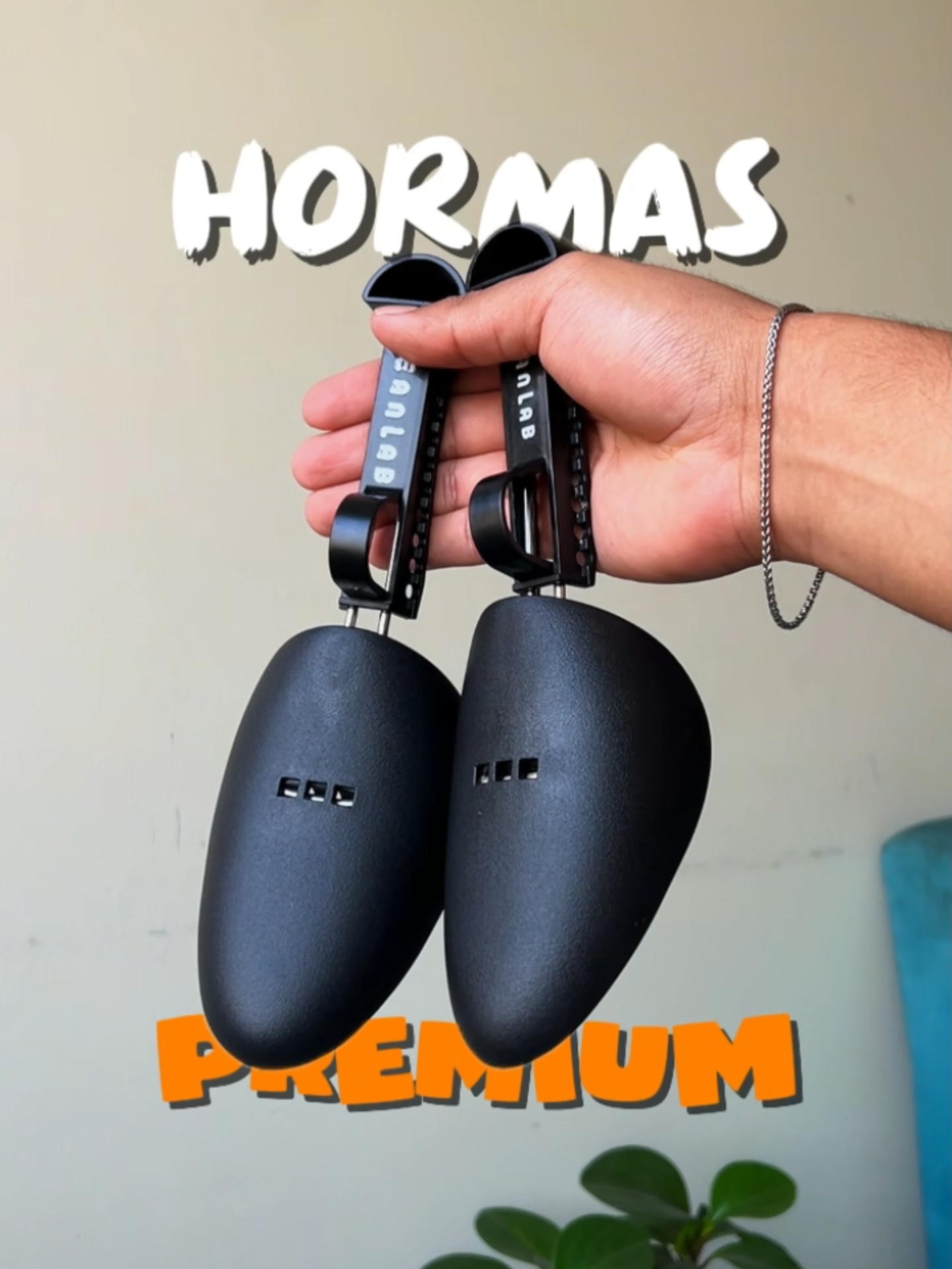 Nada peor que un par arrugado 😬 Con las Hormas Premium y los Shoe Guards, tus zapas quedan protegidas dentro y fuera de la calle. 👉 Encuéntralos en: cleanlab.pe | cleanlab.co #HormasPremium #ShoeGuards #SiempreClean #CleanLab