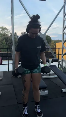 Solid arm sesh, fresh air makes it better #armday #outsidegymlife #Fitness #functionaltraining #gymgirl 