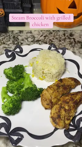 Grilled chicken broccoli and white rice #dinner #grilledchicken #healthyrecipes #healthydinner #chickenrecipe 