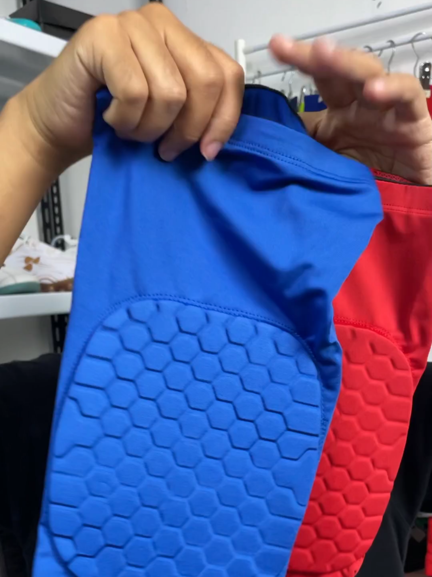 Leg Sleeve Pad nyaman dipakai, bikin performa lebih maksimal saat olahraga #legsleeve #sportgear #alatolahraga #basketgear #TikTokShop