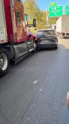 La personas que manejan y se quieren meter a terror en espacio que no le pertenecen en la cola de la carretera, le puede pasar esto.  #viral #parati #foryoupage #viralvideos #viraltiktok 
