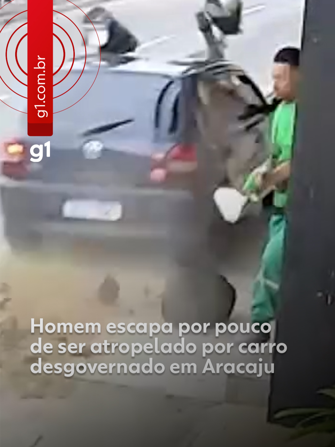😳Susto - O agente de limpeza Erick Danilo Santos, de 26 anos, escapou de ser atropelado por um carro desgovernado na Zona Sul de Aracaju. Ele estava sentado na calçada tomando café, enquanto aguardava o ônibus da empresa de coleta de lixo chegar, no início da manhã do último sábado (20), quando percebeu que o carro, em alta velocidade, vinha em sua direção. Imagens de câmeras de segurança mostram que Erick consegue se levantar rapidamente, escapando do atropelamento. Em seguida, o jovem se ajoelha e começa a rezar. “Nesse dia entendi ainda mais que cada dia é um presente e que não temos garantia do amanhã. A vida é curta, mas a eternidade é real. Foi um livramento incrível e eu só tenho a agradecer ”, relatou. O carro derruba uma placa de sinalização, que estava próxima a Erick, e continua trafegando na via desgovernado. O jovem disse que não conseguiu identificar o condutor e nem a placa do veículo. Veja mais clicando em 'leia o artigo' #g1 #g1local #sergipe #câmeradesegurança #flagrante #tiktoknotícias