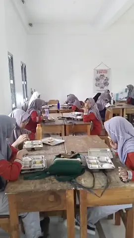 Makan yang lahap ya dek#badangizinasional #sppg #mbg 