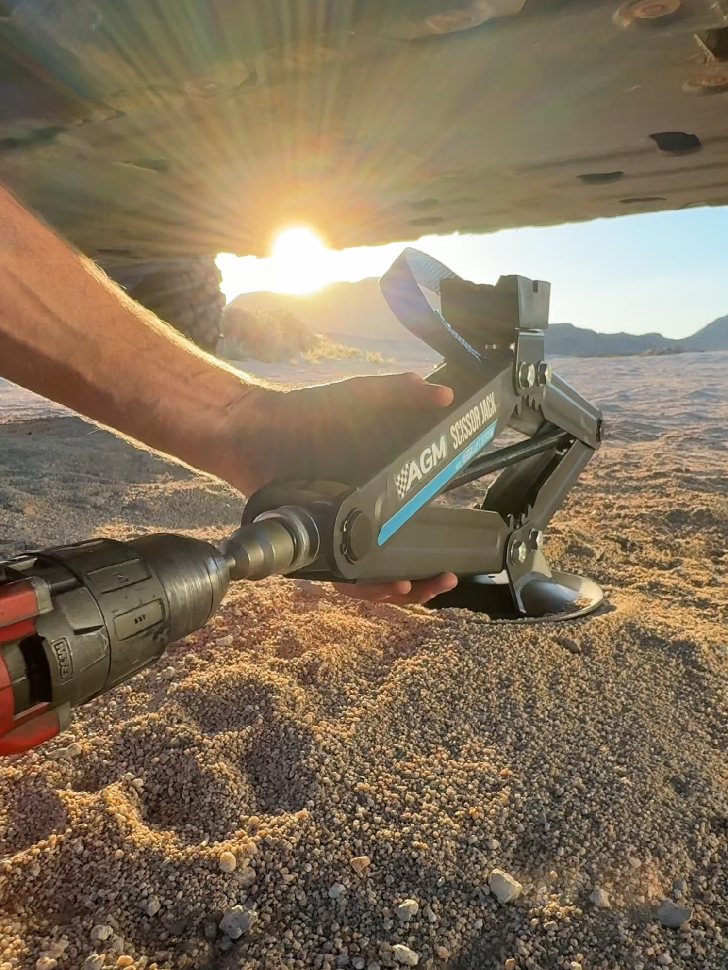 The AGM Scissor Jack is the deserts bestie. Built for off-road and the dished pad compresses terrain for a stable lift on soft surfaces. #AGMproducts #AGMscissorjack