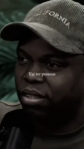 Tem pessoas que Deus coloca na nossa vida por um motivo. Pessoas que Ele manda a gente manter por perto. 💛 Elas não aparecem por acaso. Elas nos ajudam a crescer, nos ensinam a amar, nos levantam quando estamos caídos e oram por nós mesmo quando não pedimos. 🙏✨ São aquelas pessoas que refletem o amor de Deus, que nos lembram da nossa fé, que nos mostram o caminho quando tudo parece escuro. Elas nos desafiam, nos inspiram e nos fortalecem. 💫 Se você tem alguém assim na sua vida, valorize. Converse, abrace, ore junto.  Deus as enviou para serem bênçãos na sua caminhada.  E lembre-se: às vezes, manter essas pessoas por perto é um ato de obediência a Deus. ❤️ Não deixe o orgulho, a correria ou o medo afastar quem Deus colocou para caminhar com você. 💛 #fé #Deus #amor #amizade #benção 